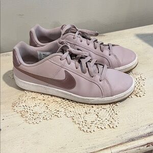 Nike Women’s Low-Top Sneakers in Light Mauve with Dark Mauve Swoosh